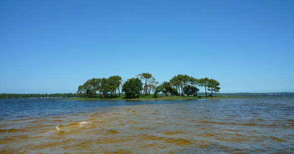L'ile secondaire : au fond à gauche on distingue les bateaux au mouillage dans la baie de longarisse.